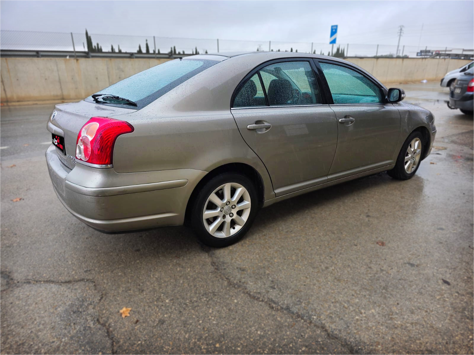 TOYOTA AVENSIS 2.2 - Miniatura 3