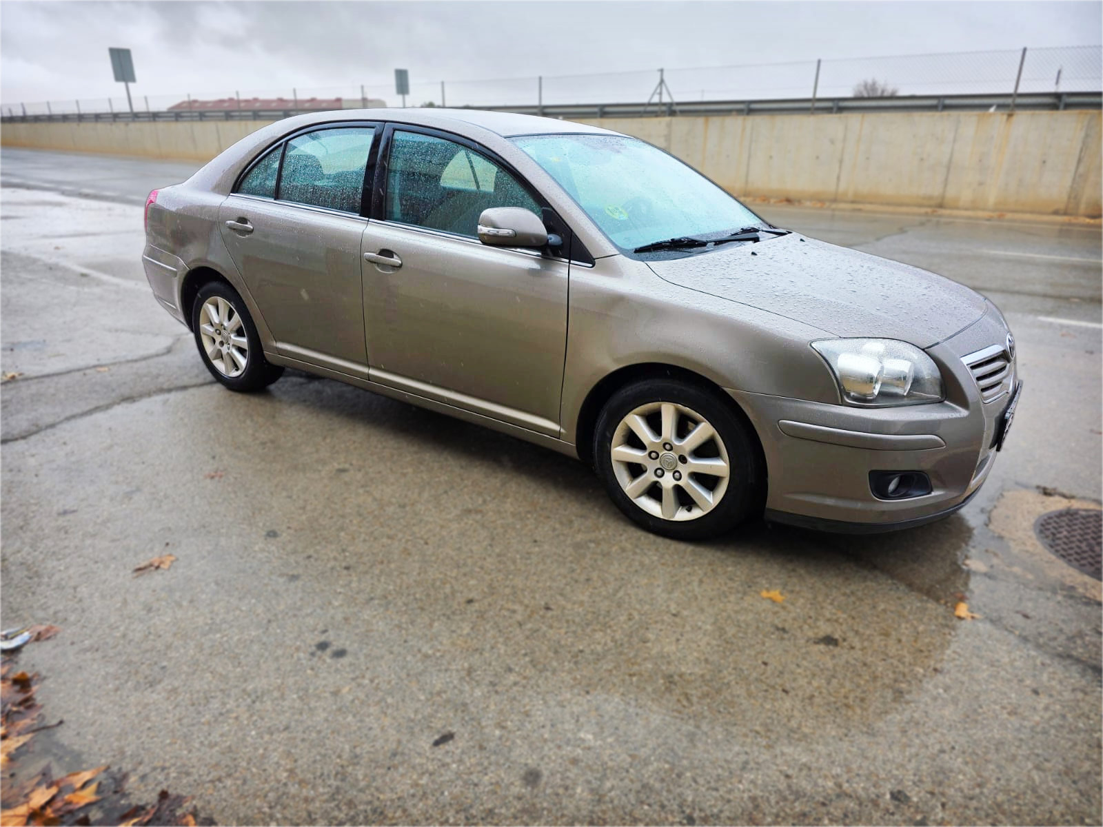TOYOTA AVENSIS 2.2 - Miniatura 2