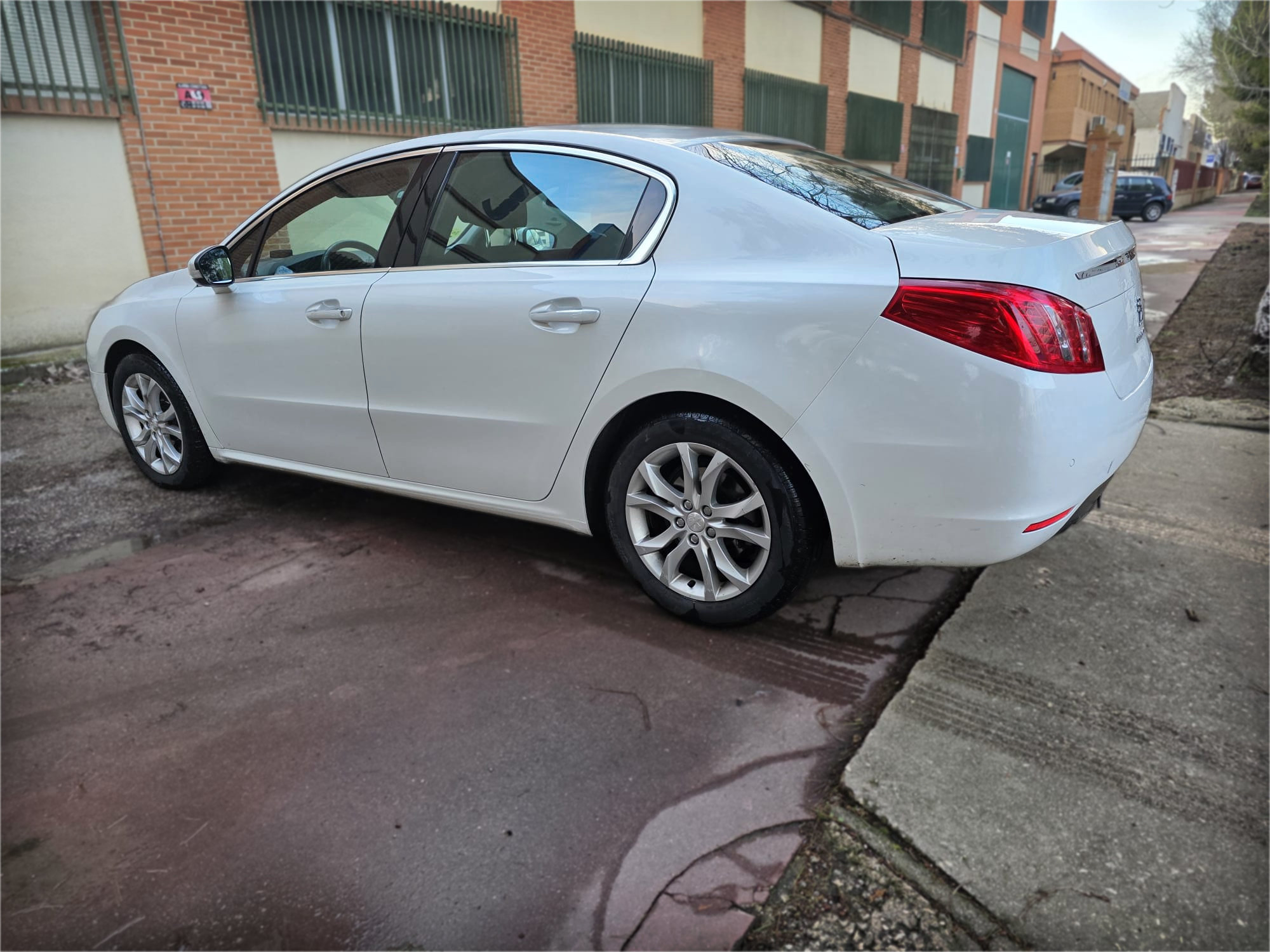 PEUGEOT 508 2.0 AUTO - Miniatura 4