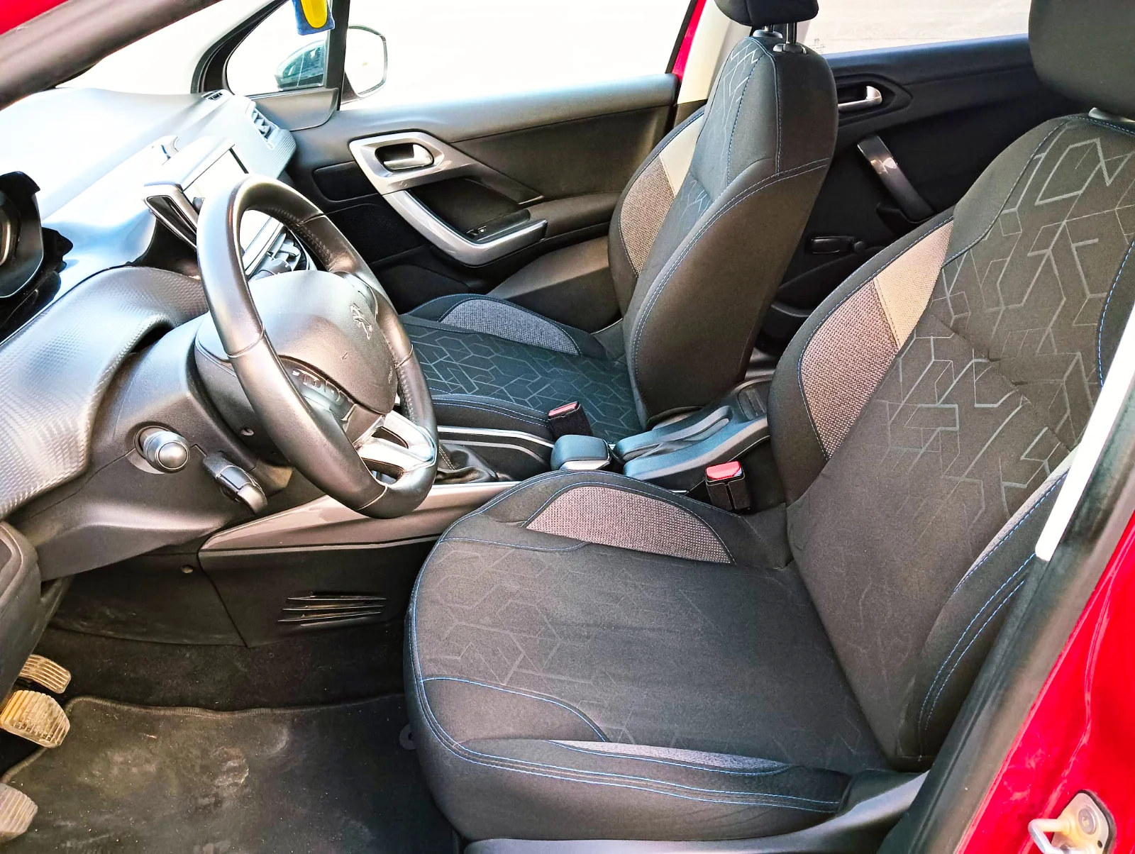 PEUGEOT 2008 1.6 HDI ALLURE - Miniatura 4