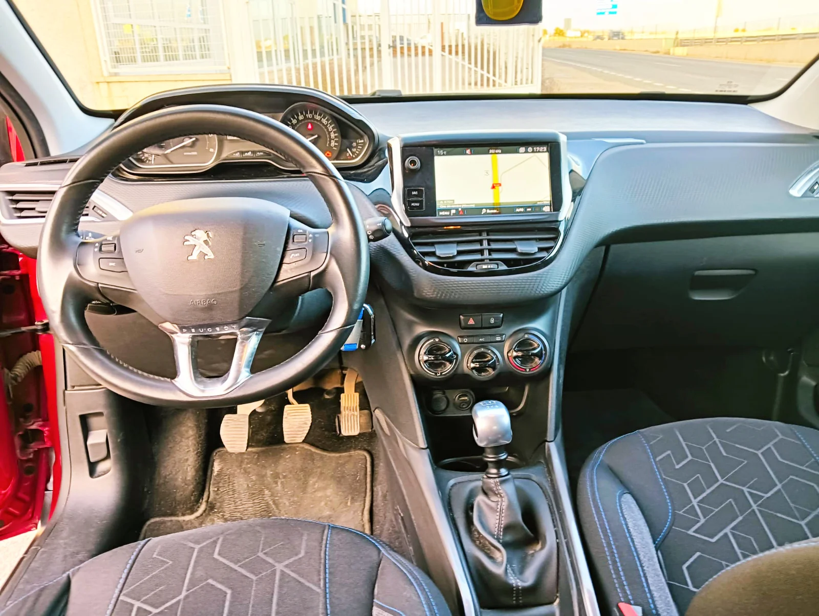 PEUGEOT 2008 1.6 HDI ALLURE - Miniatura 8