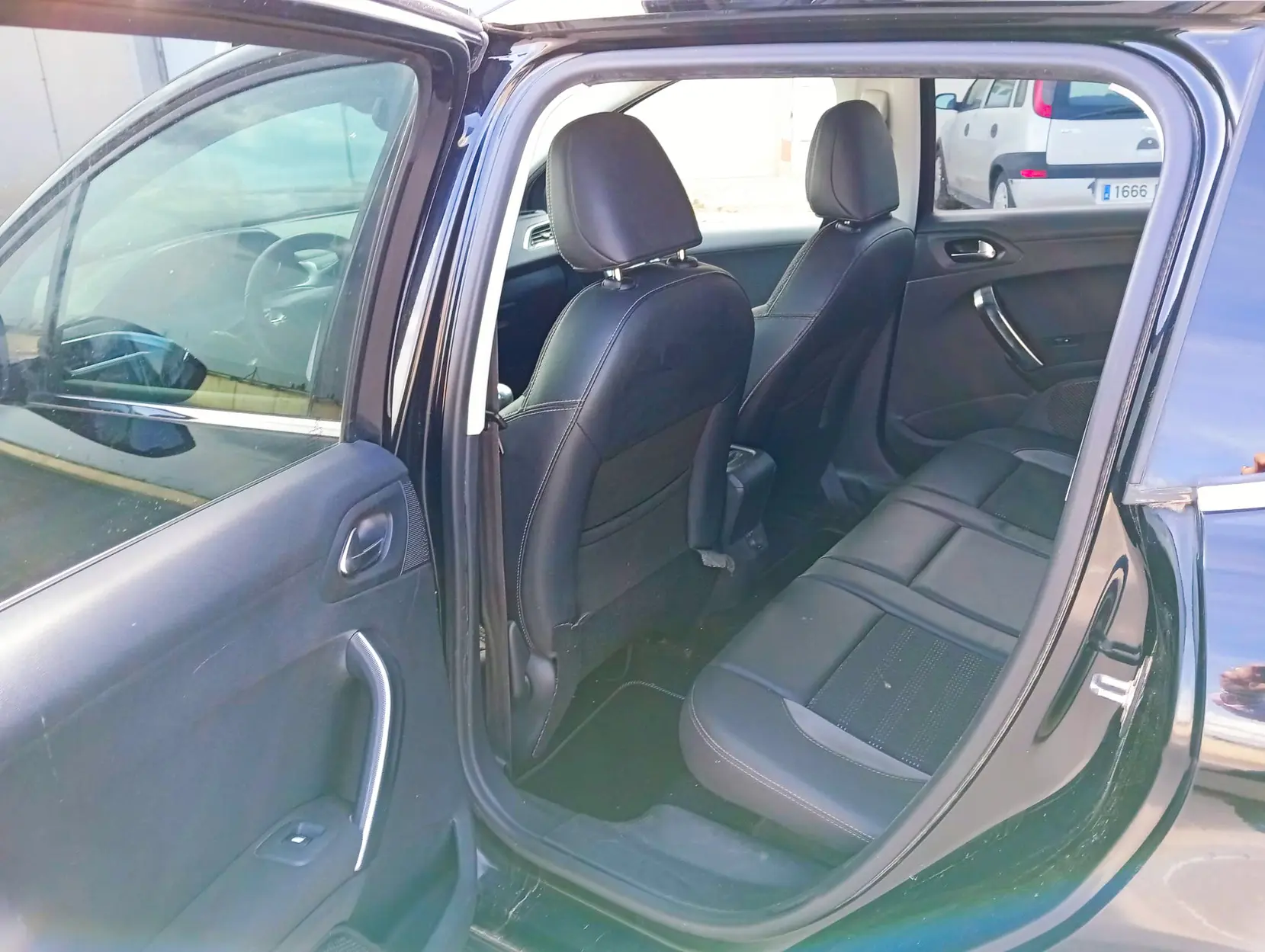 PEUGEOT 2008 1.6 HDI - Miniatura 8
