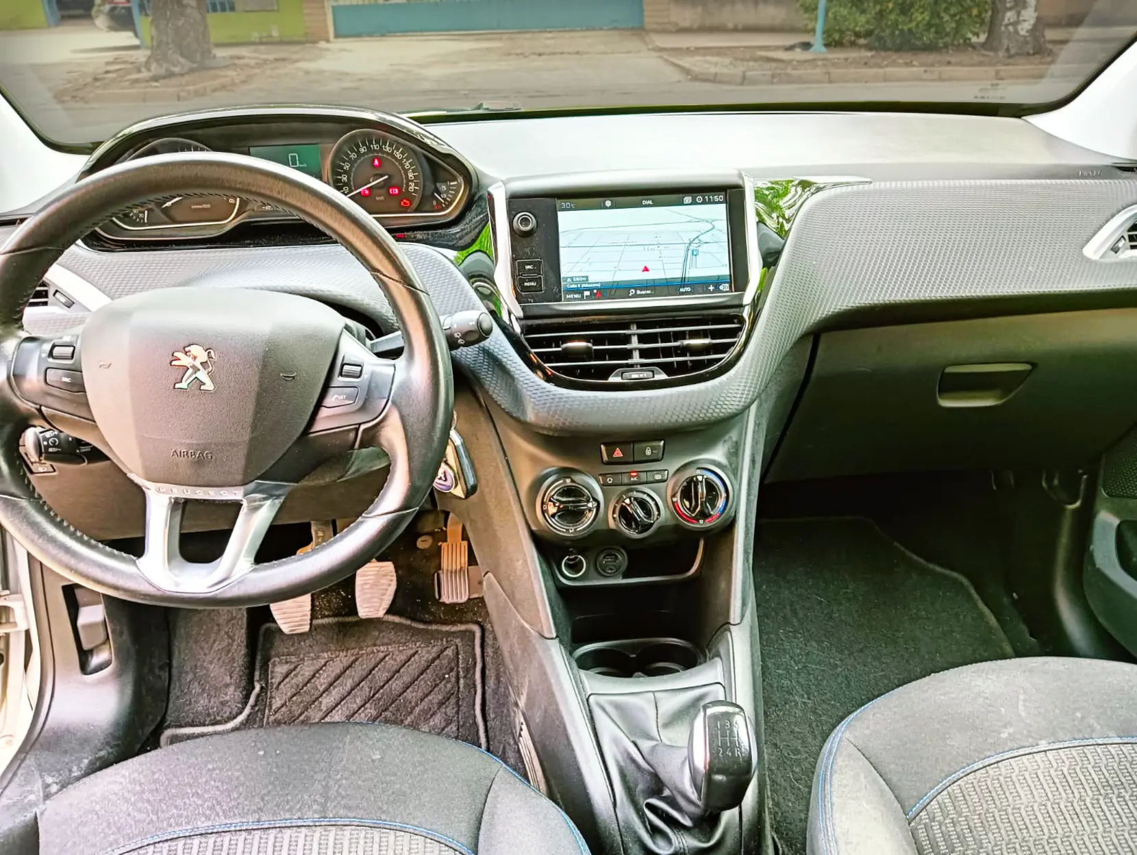 PEUGEOT 208 1.6 HDI - Miniatura 6