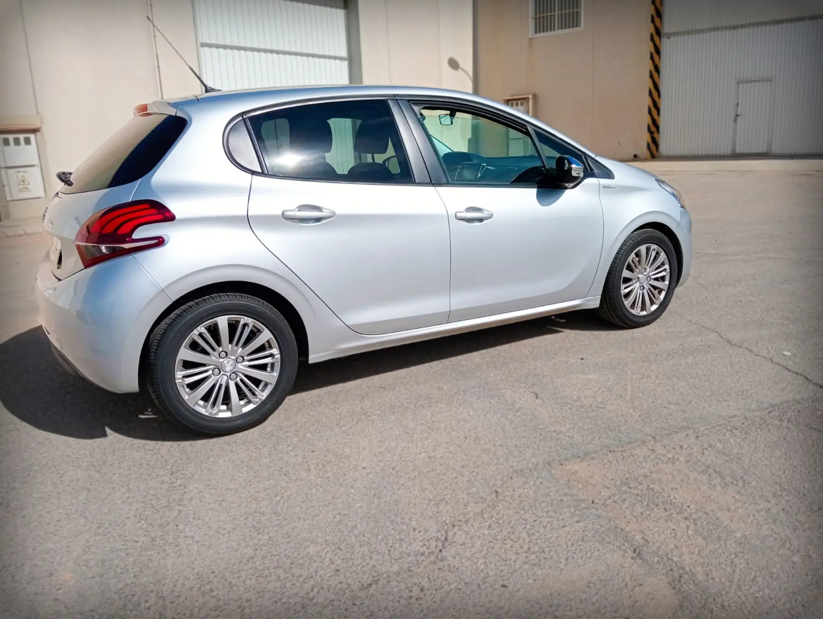 PEUGEOT 208 1.6 HDI - Miniatura 3