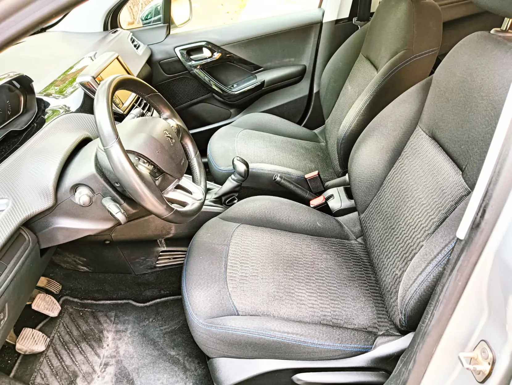 PEUGEOT 208 1.6 HDI - Miniatura 8