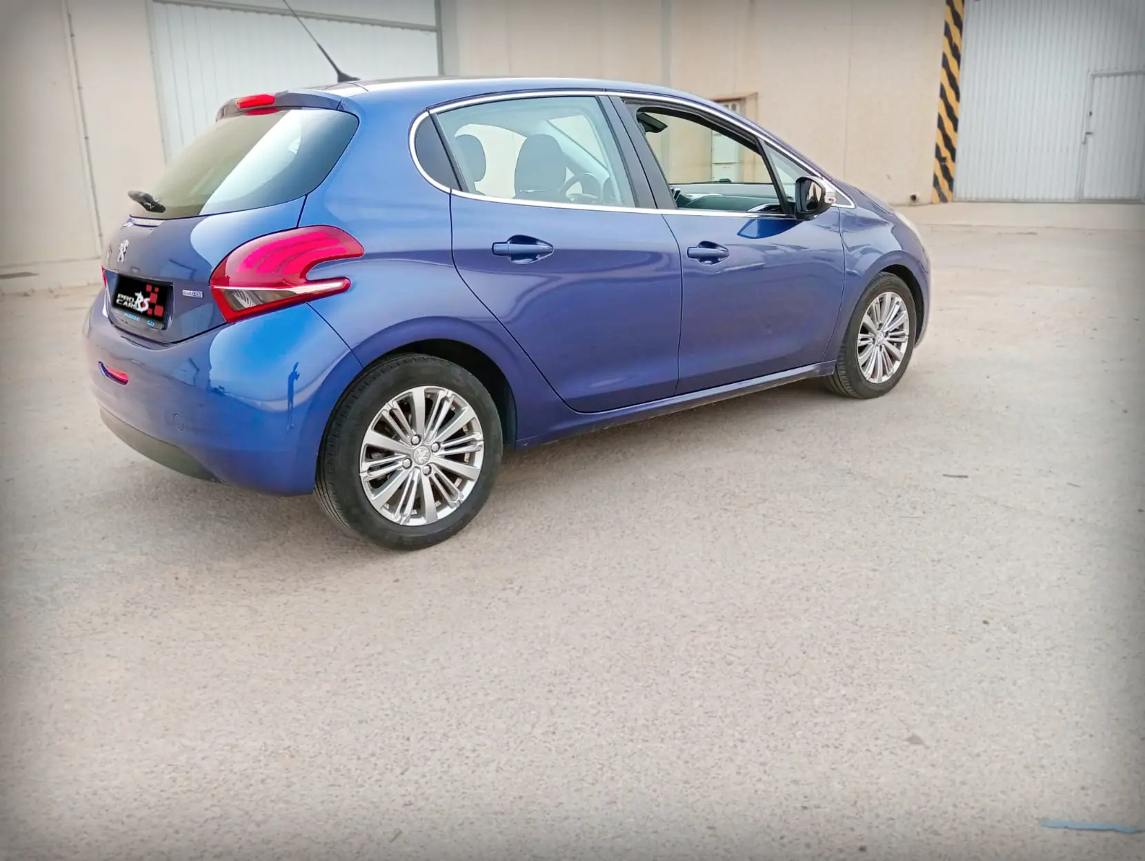 PEUGEOT 208 1.6 HDI - Miniatura 4