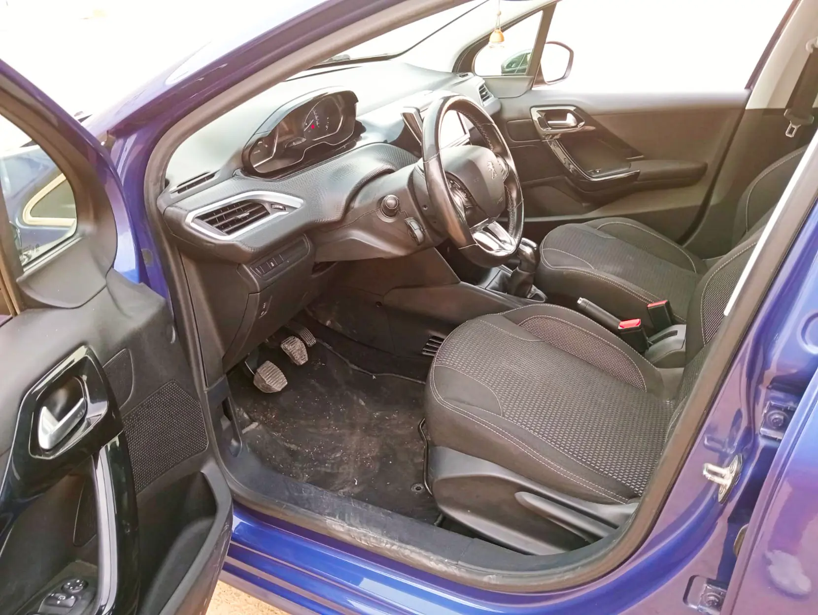 PEUGEOT 208 1.6 HDI - Miniatura 6