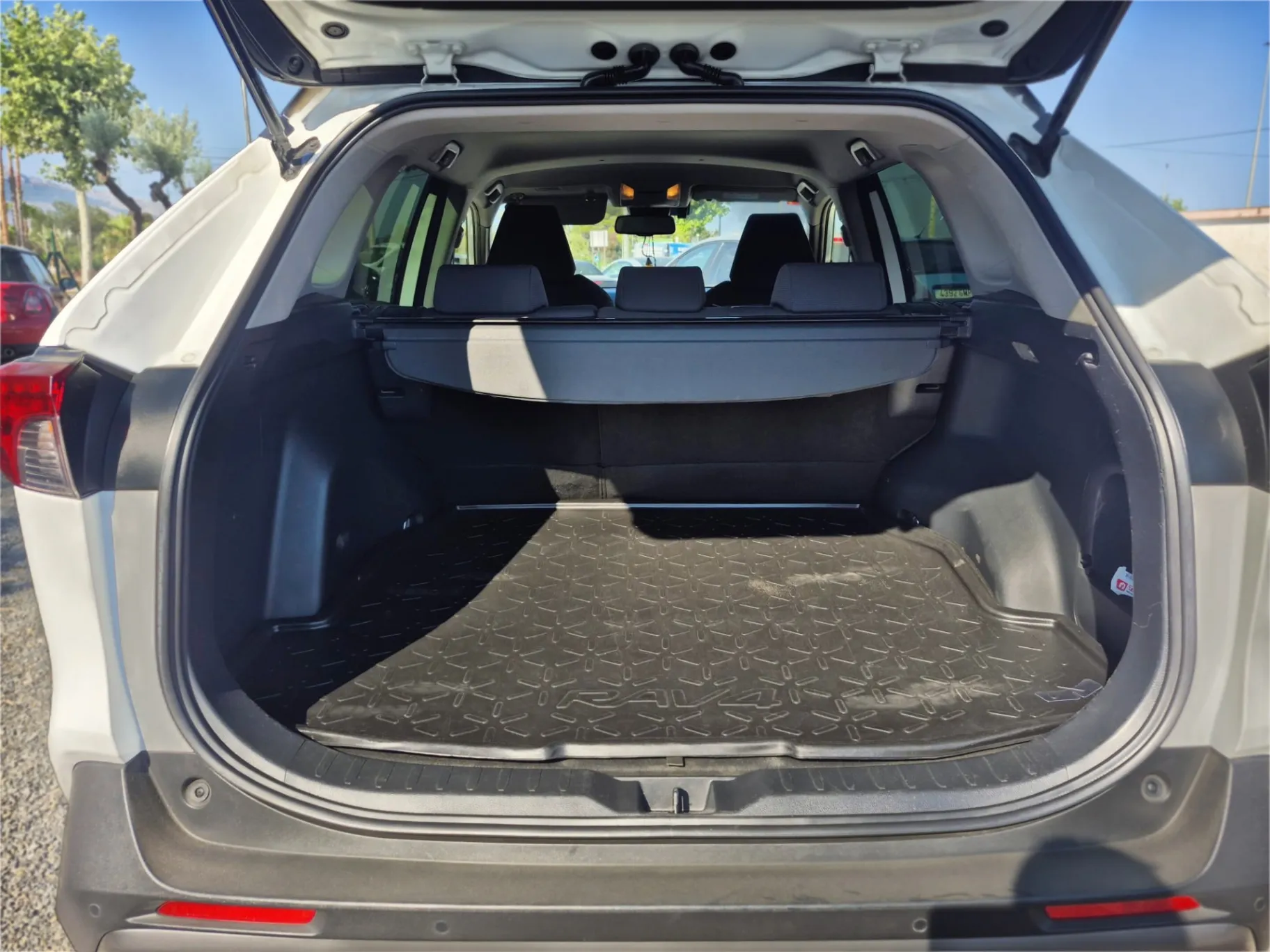 Toyota RAV4 gen 5 - Miniatura 5