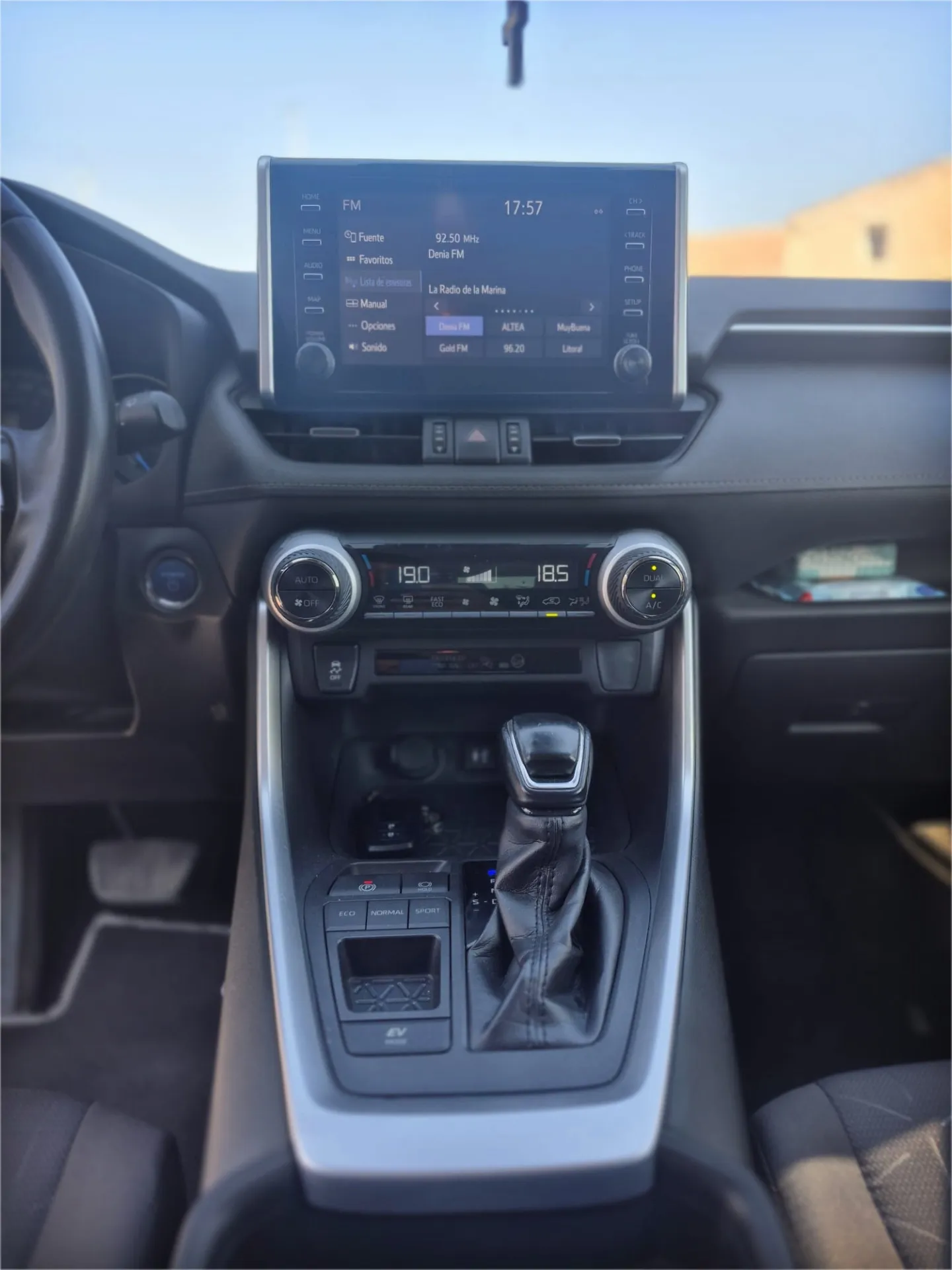 Toyota RAV4 gen 5 - Miniatura 7